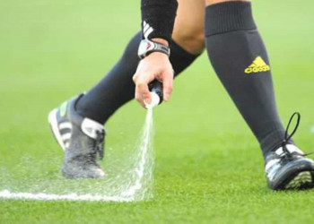 Uso do spray no futebol causa ação na Justiça contra a Fifa